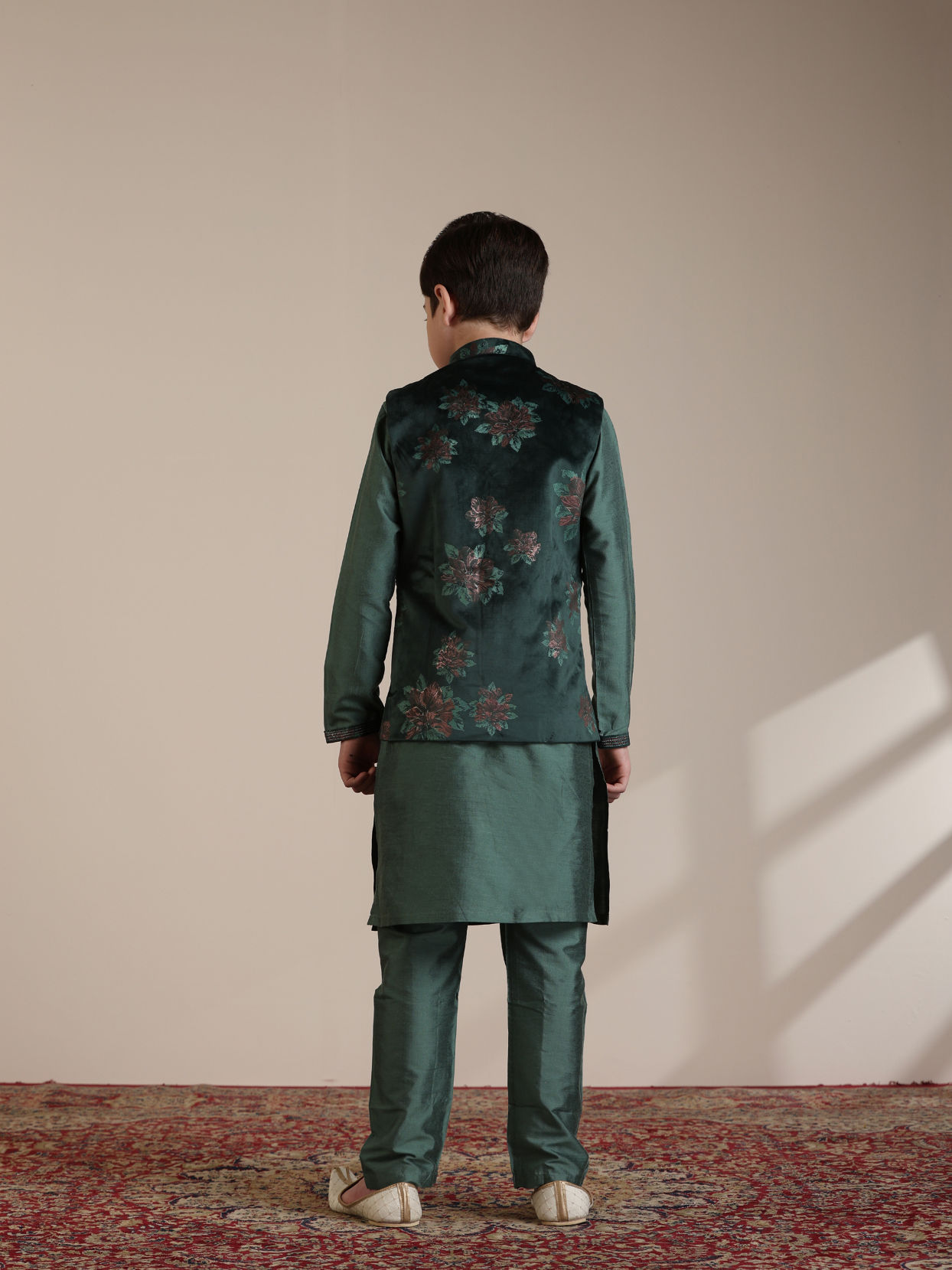 alt message - Manyavar Boys Boys Dark Green Floral Printed Angrakha Style Jacket Set image number 5